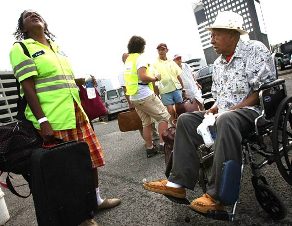 Robert Peterson, habitant de la Nouvelle-Orleans, attend d'tre vacu