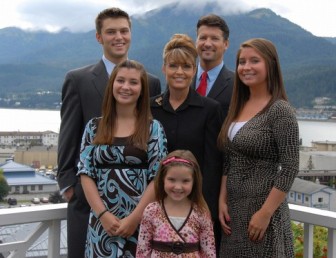 Sarah Palin photographiée en famille en 2007. De gauche à droite : Track, le fils, Piper 2ème fille de Sarah Palin, Todd l'époux, Bristol la 1ère fille et en bas Willow la dernière fille