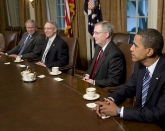 Barack Obama jeud25 septembre  la maison blanche en compagnie du prsident Bush et des leaders des groupes rpublicains et dmocrates au congrs