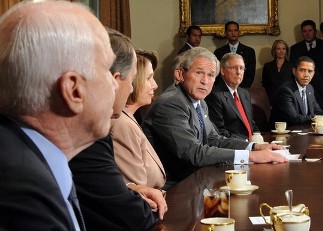 John McCain et Barack Obama taient assis de part et d'autre du prsident Bush