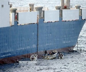 Une photo fournie par l'US Navy montre les pirates dans de petites embarcations  ct du cargo Faina le 25 septembre 2008  AFP