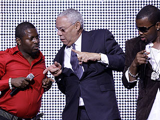 Colin Powell avec un groupe de hip hop nigrian  Londres lors du festival ''Africa Rising''