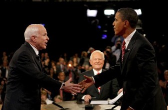 Barack Obama et John  McCain se saluent  la fin de leur troisime dbat tlvis