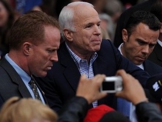 John McCain ici en Virginie le 18 octobre a critiqu Obama, citant l'exemple de ''Joe le plombier'' pour affirmer que le dmocrate augmenterait les impts pour les petites entreprises