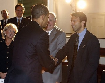 Le prsident Obama saluant Bobby Jindal le 2 dcembre 2008 lors d'une runion entre l'ensemble des gouverneurs des Etats-Unis et le prsident