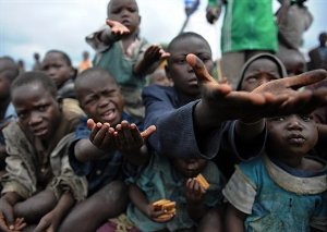 Des enfants congolais rclament des biscuits dans un camp de rfugis de Kibati.