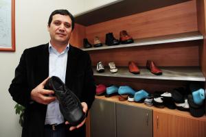 Le turc Ramazan Baydan, prsente un nouvel chantillon de ses chaussures, rebaptises "chaussures Bush".
