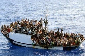 Des candidats  l'immigration arrivent sur l'le italienne de Lampedusa le 24 septembre 2008 .