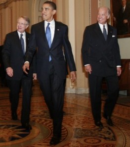 Barack Obama en compagnie du vice-prsident Joe Biden, et de Harry Reid, leader de la majorit dmocrate au snat