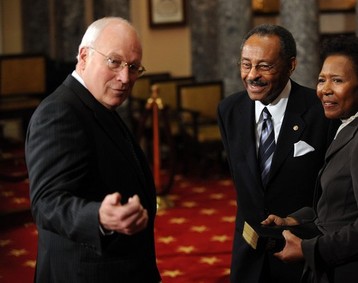 Roland Burris et son pouse avec le vice-prsident Dick Cheney lors de son intronisation au snat