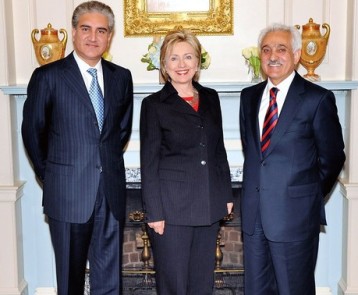 Hillary Clinton entoure Shah Mehmood Qureshi ( gauche), son homologue pakistanais et de Rangin Dadfar Spanta ( droite), ministre des affaires trangres d'Afghanistan