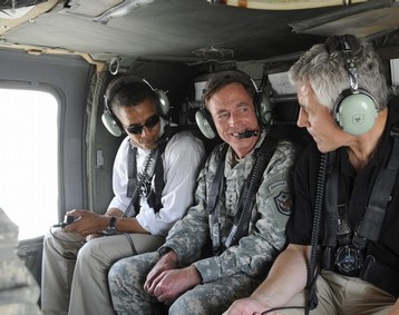 Barack Obama en compagnie du gnral David Petraeus et du snateur Hagel le 21 juillet 2008  Bagdad en Irak
