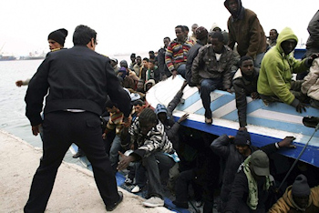 Des immigrs africains secourus par un policier libyen le 29 mars 2009
