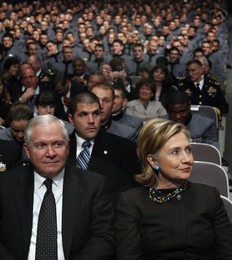Hillary Clinton et Robert Gates lors du discours de Barack Obama  West Point