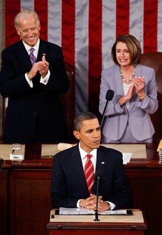 Barack Obama, applaudi par le vice-pr�sident Joe Biden et la speaker du congr�s Nancy Pelosi