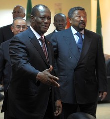 Alassane Ouattara et Jean Ping lors du sommet du conseil de paix et de scurit de l'Union Africaine ce jeudi