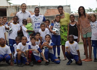 Barack, Michelle, Sasha et Malia Obama prennent une photo en compagnie d'enfants qui ont jou au football lors de leur visite dans la fameuse favela la ''Cit de Dieu''