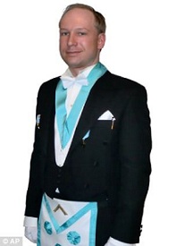 Anders Behring Breivik apparaissant posant en uniforme