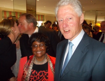 Le prsident Bill Clinton, Dr. Pierrette Herzberger-Fofana, Monsieur Dirk Niebel Niebl, le ministre fdral de la Coopration allemande salue une invite