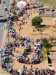 Foule faisant la queue pour voter lors des prsidentielles 2004 en Afrique du Sud