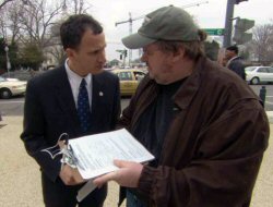 Michal Moore ( droite) dans une scne de Fahrenheit 9/11