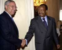 Le président camerounais, Paul Biya, avec l'américain Colin Powell