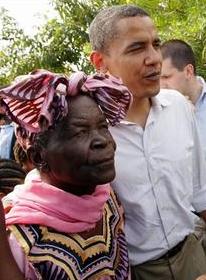 Barack Obama en compagnie de sa grand-mre paternelle sarah Obama lors d'un voyage au Kenya