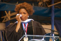 Oprah Winfrey verse une larme