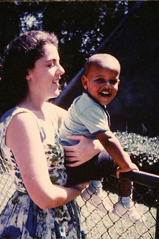 Barack Obama  deux ans en 1963, en compagnie de sa mre Ann Dunham