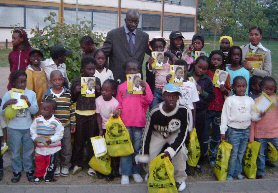 Le consul du Sngal en Italie et les jeunes enfants de Cingonia pourront dcouvrir leur culture grce  la nouvelle bibliothque ddie