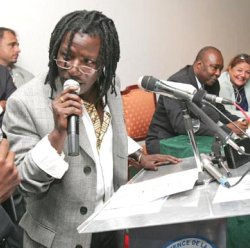 Alpha Blondy prononant son discours lors de sa nomination comme Messager de la Paix par lONUCI