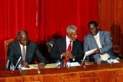 M Kibaki, Kofi Annan, et Raila Odinga