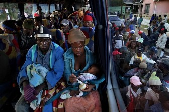 Des immigrs mozambicains quittant l'Afrique du Sud le 22 mai