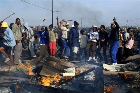 Des habitants de Reiger Park, dans la banlieue de Johannesburg, construisent des barricades, le 19 mai 2008 (AFP)