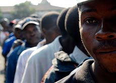 A Durban, les immigrs dplacs attendent leur enregistrement.[Reuters]