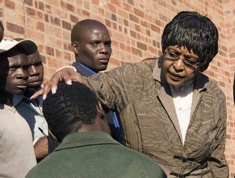 Winnie Mandela le 14 mai dernier en compagnie d'trangers rfugis dans un commissariat  Johannesburg