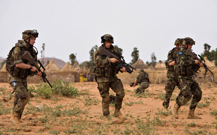 Des soldats de l'Eufor en patrouille prs de Goz Beida, le 15 juin 2008.