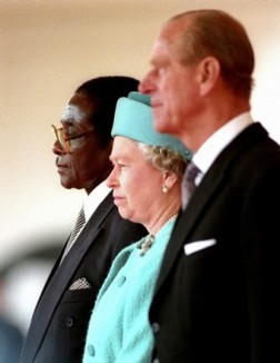 Robert Mugabe, Elizabeth II et le duc d'Edimbourg en 1994