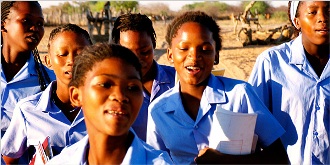 Des jeunes filles en Namibie