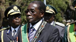 Robert Mugab, dont le parti a perdu la prsidence de la chambre parlementaire, siffl par l'opposition AFP