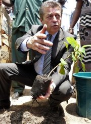 Alain Joyandet,  secrtaire d'Etat charg de la Coopration, le 2 mai 2008  au Bnin  AFP
