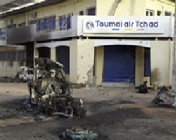 Une voiture brle dans une rue de Ndjamena, le 3 fvrier 2008. AFP