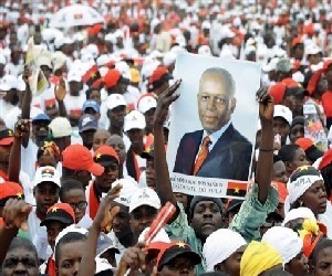 Des partisans du prsident angolais Jose Eduardo dos Santos en meeting le 3 septembre 2008  Cacuaco  AFP 