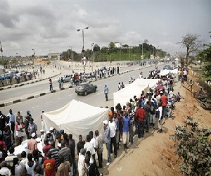 A Samba, un quartier de Luanda, des centaines dlecteurs attendent, depuis plusieurs heures, de pouvoir voter