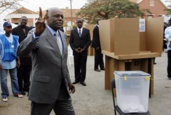 Le prsident Jos Eduardo dos Santos,  dispose d'une vaste majorit au Parlement   l'issu des premires lgislatives 