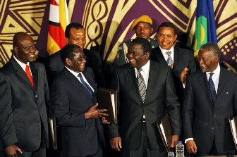 Le prsident zimbabwen Robert Mugabe et le chef de l'opposition Morgan Tsvangirai  Harare lundi 15 septembre