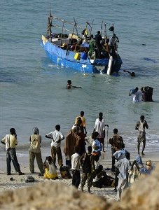Des migrants embarquent dans un bateau pour le Ymen, le 7 septembre 2008  Shinbivale 