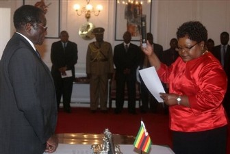 Joyce Mujuru prte serment comme vice-prsidente du Zimbabwe