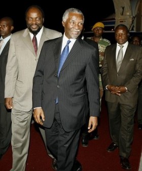 Thabo Mbeki arrivant  Harare lundi soir