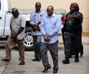 Le principal accusé, Salomon Ugborugbo, (au centre) à son arrivée au tribunal